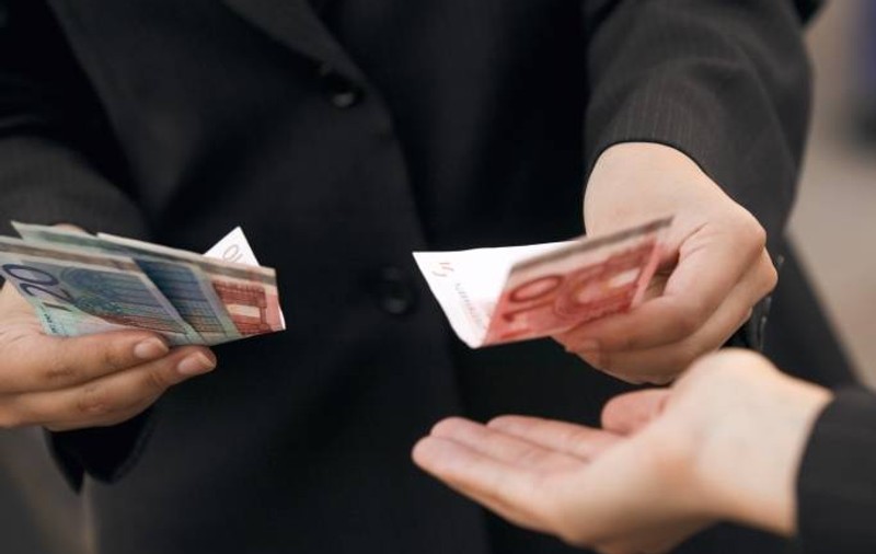 Șeful de post și adjunctul său luau șpagă de de la șoferii  ”vânați” în trafic