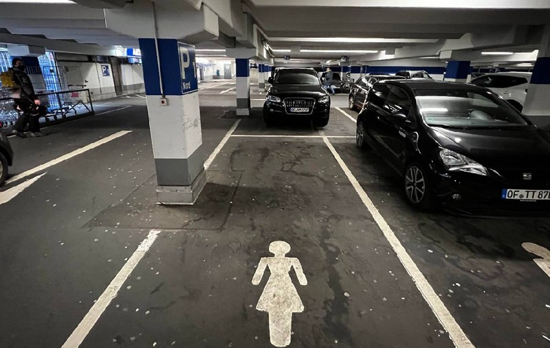 Cele mai bizare locuri de parcare din lume: „Pentru femei”, parcări pentru mașini care se parchează singure și altele care zboară