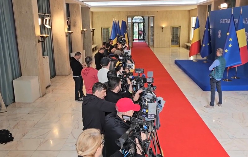 Cum au fugit miniștrii de jurnaliști la Guvern, în timp ce presa îi aștepta în altă parte, după ce Cătălin Predoiu a decis ca ziariștii să nu mai aibă acces la ședința de Guvern | VIDEO