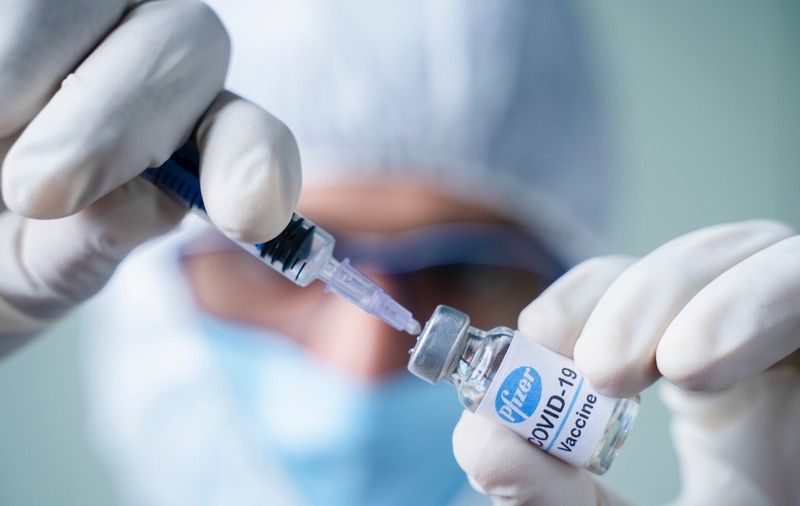 Problema extragerii celor 6 doze de vaccin din flaconul Pfizer/BioNTech. Fără seringi speciale, se risipește o doză