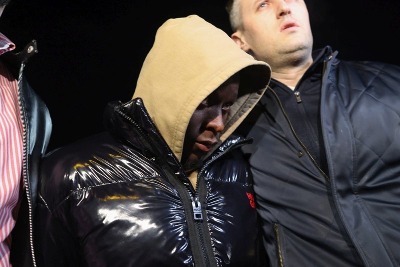 Kader Keita este escortat de polițiști după ce a fost reținut 24 de ore. Foto: Inquam Photos / George Călin