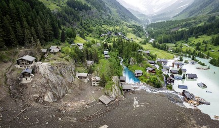 În mai 2025, o alunecare masivă de gheață și stânci a îngropat casele și fermele din Blatten, un sat cu 300 de locuitori din cantonul Valais. Foto: Profimedia Images