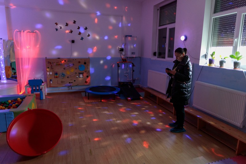 Aurelia Pătrașcu intr-una dintre camerele centrului unde copiii fac terapie.