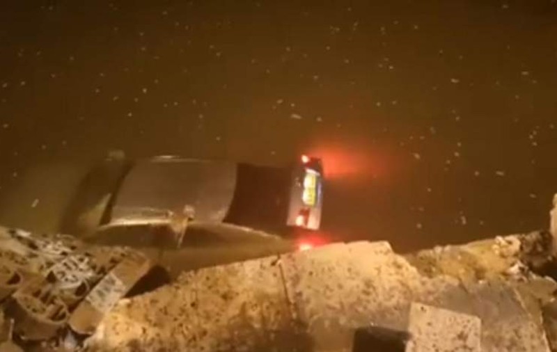 Un bărbat a plonjat cu bolidul de lux în râul Dâmboviţa, după ce a vrut să vadă cât de performantă e mașina