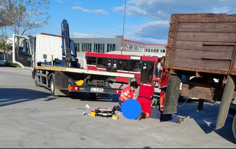 Un bărbat din Vâlcea a murit strivit între două mașini la societatea care asigură transportul în comun. Inspectorii ITM fac verificări
