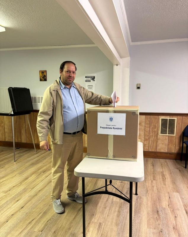 Imagini cu românii care au votat în diaspora la alegerile prezidențiale. Cel mai vârstnic alegător are 100 de ani