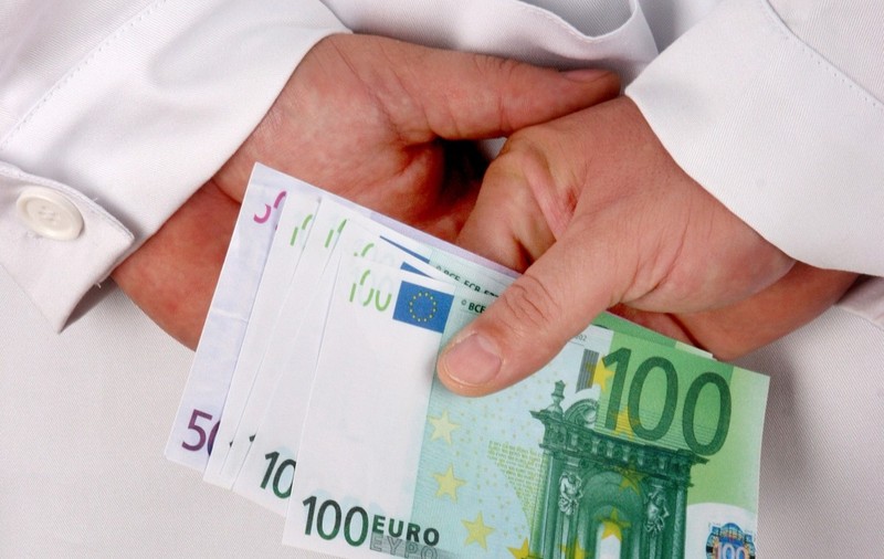Două spitale din Bucureşti şi unul din Brăila, în topul mitei din România