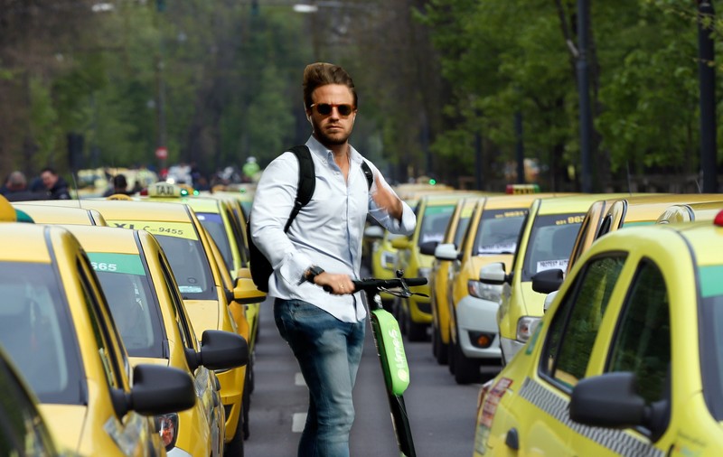 Povestea unei false amenințări comise de taximetriști la adresa trotinetelor, care a devenit articol plătit și, mai apoi, știre!