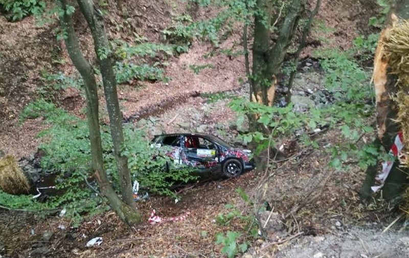 Accident la Raliul Clujului. O mașină a căzut în râpă, pilotul şi copilotul au ajuns la spital