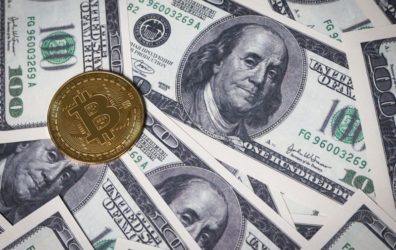 Bitcoinul și dolarul au scăzut dramatic pe fondul incertitudinii create de administrația Trump: „Consumatorii anticipează perspective sumbre”