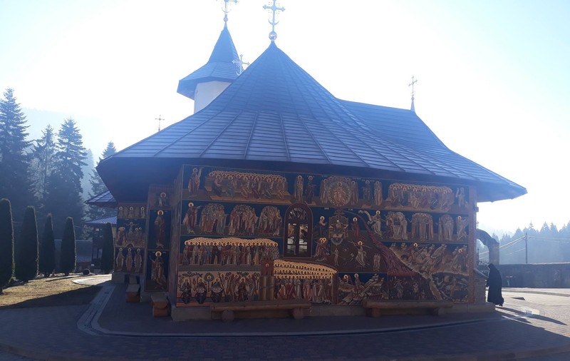 Cadourile strânse la Mănăstirea Petru Vodă pentru copiii nevoiaşi, furate înaintea Crăciunului