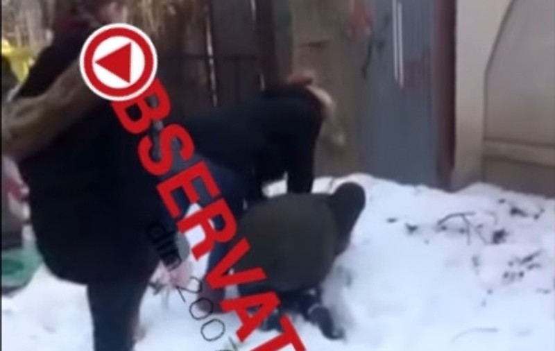 Încă o tânără bătută de eleve în Ploiești. Imagini înfiorătoare, răspândite pe rețelele de socializare