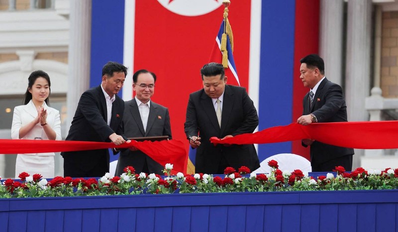 Kim Jong Un, alături de mai mulți oficiali, inaugurează și deschis stațiunea turistică „de lux” din Coreea de Nord. Foto: Profimedia Images
