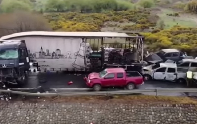 VIDEO | Accident grav  în Chile. Zeci de mașini s-au ciocnit, iar cel puțin doi oameni au murit