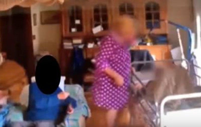 O româncă a fost filmată în timp ce lovea și scuipa doi bătrâni dintr-un azil din Italia | VIDEO