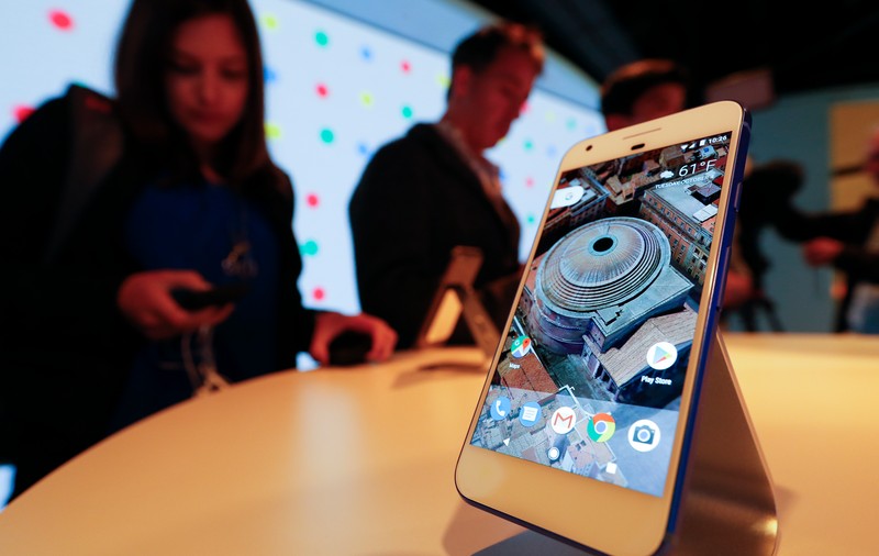 VIDEO / Google cumpără o parte din producătorul de smartphone-uri HTC cu 1,1 miliarde de dolari