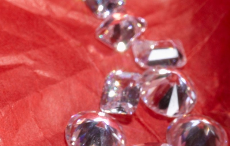 Noroc chior sau povești nemuritoare? O româncă spune că a găsit diamante în pantalonii cumpărați de la second-hand