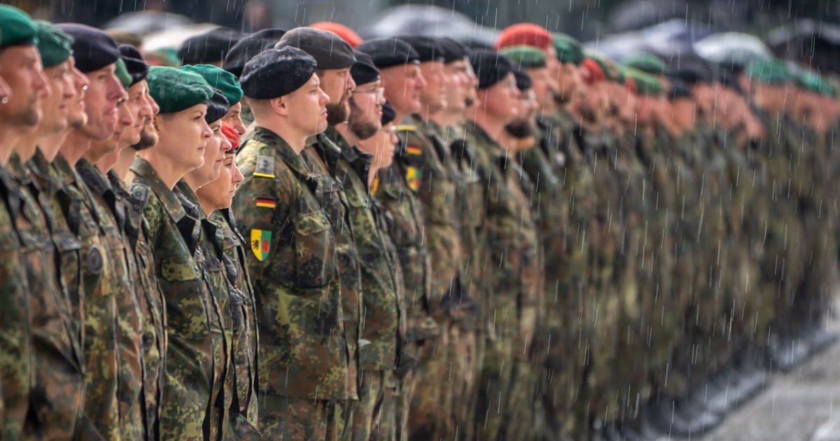 Soldați ai Brigăzii 45 Blindate a Germaniei, staționate în Lituania, stau în formație, în timpul unei ceremonii, mai 2025