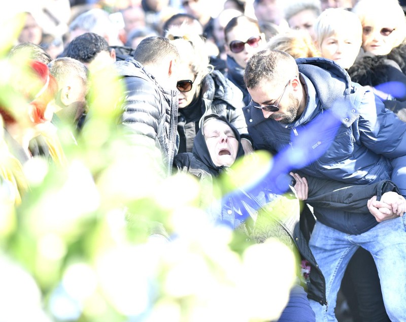 GALERIE FOTO / Mama lui Ilie Balaci a leșinat la înmormântarea fiului său
