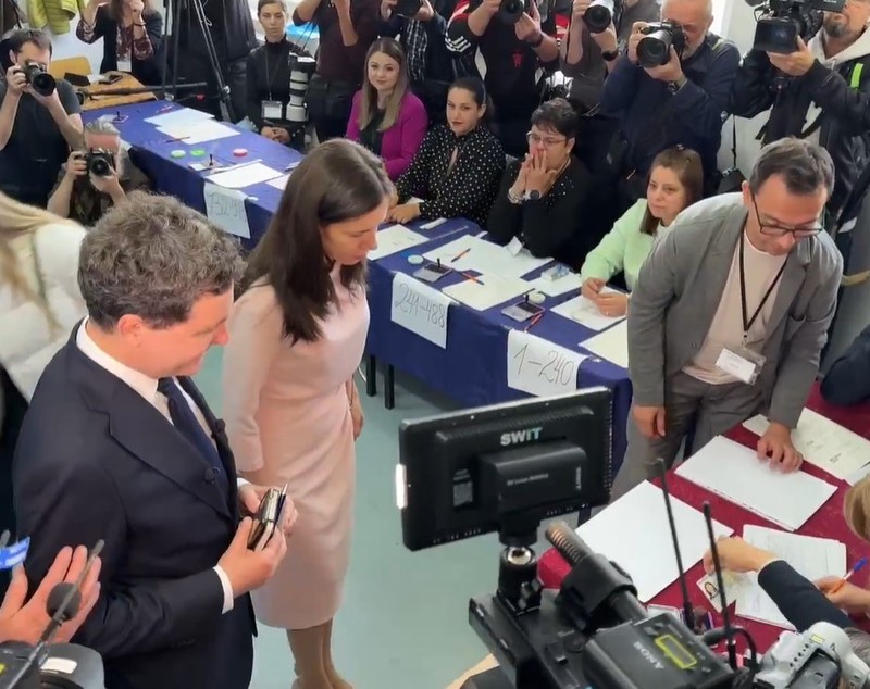 Cum a apărut Mirabela Grădinaru la secția de votare din Făgăraș. Cât costă rochia aleasă de partenera lui Nicușor Dan