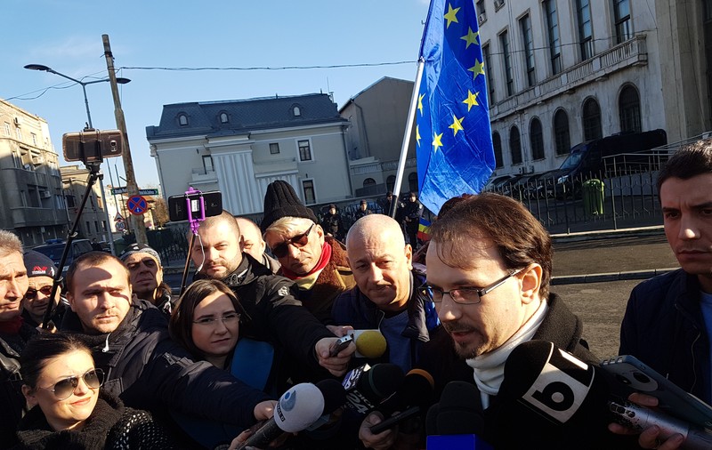 VIDEO. Premierul Tudose a discutat cu societatea civilă despre legile Justiției; S-a cerut demiterea ministrului Tudorel Toader
