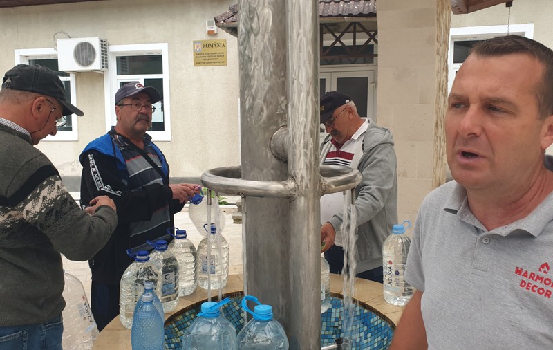 Izvoarele din Herculane cu apă gratuită din belșug. Unii iau cu camioneta câte 400-500 de litri: „Vine dintr-un izvor-galerie săpat acum 2.000 de ani”