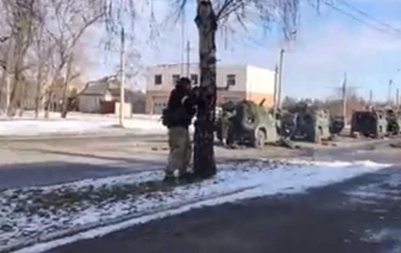 VIDEO. Scene de război pe stradă. Momentul în care voluntarii ucrainenii trag în militarii ruși ascunși într-o școală din Harkov