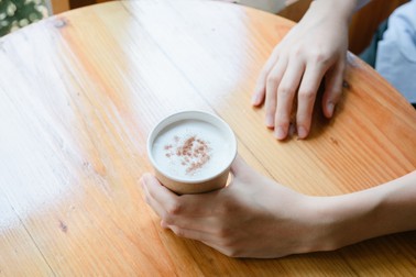 Bărbatul îi spunea fetiței că i-a presărat vitamine în lapte Foto: 123rf.com
