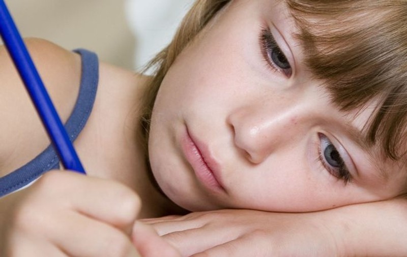 Orfanul fără stilou, fetiţa fără coperte şi gestul EMOŢIONANT al colegilor  lor