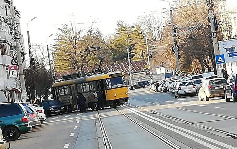 Un tramvai a sărit de pe linii la Botoșani. A lovit o mașină parcată în zonă