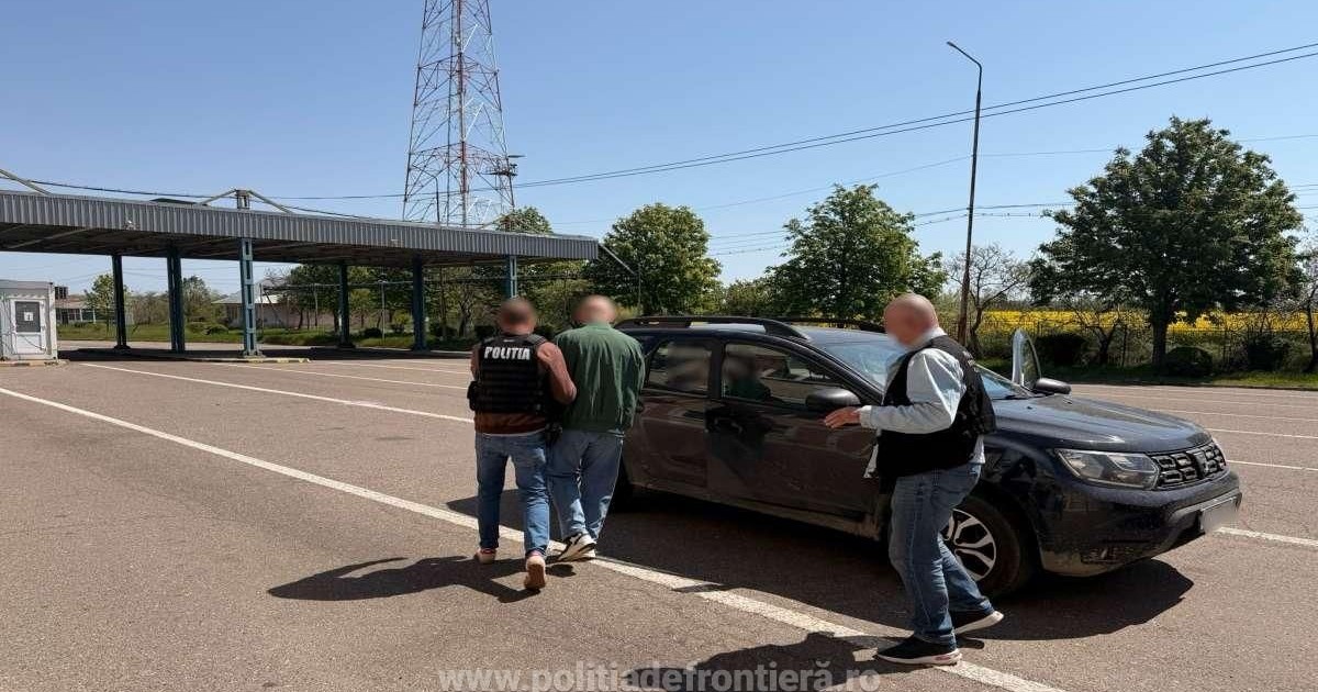 Un cetățean moldovean, căutat pentru crime în Rusia (cu spatele, în cămașă verde), este însoțit de Poliție, pentru a se urca în autopsecială, la Iași, 7 mai 2026