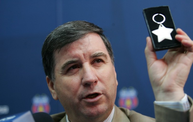 Argăseală se dă la UEFA în cazul suspendării lui Rădoi şi s-a contrat cu Dinu "Vamă" în direct la TV. ^"S-au trezit acum să ceară licențe peste tot!"