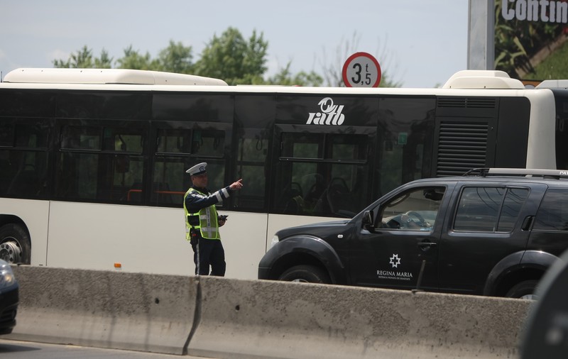 VIDEO EXCLUSIV/ Șoferii au reacționat dur împotriva haosului creat de banda unica RATB. Gabriela Firea a anunțat ridicarea restricțiilor