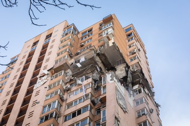 O clădire din Kiev, distrusă de bombardamentele rusești, 26 februarie 2022. Foto: Profimedia