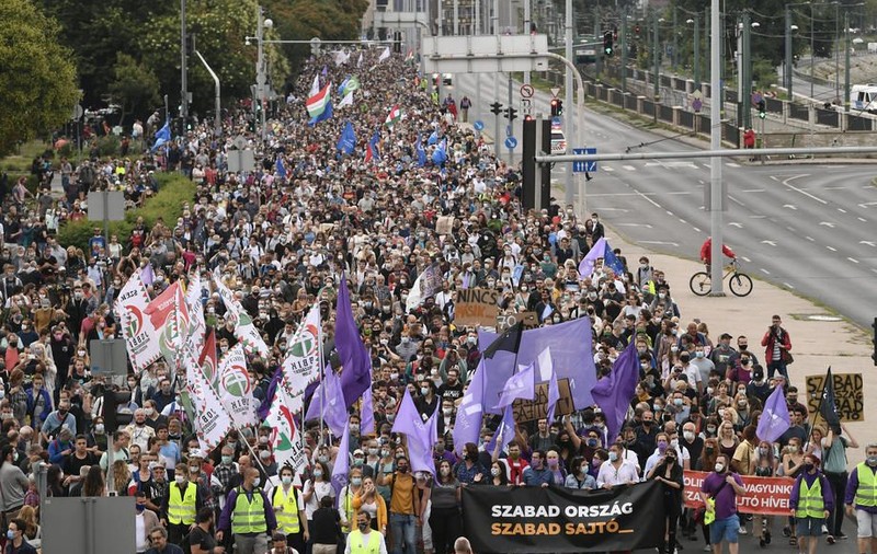 Proteste de amploare la Budapesta, după ce jurnaliștii celui mai mare site independent de știri au demisionat, acuzând ”presiuni politice”