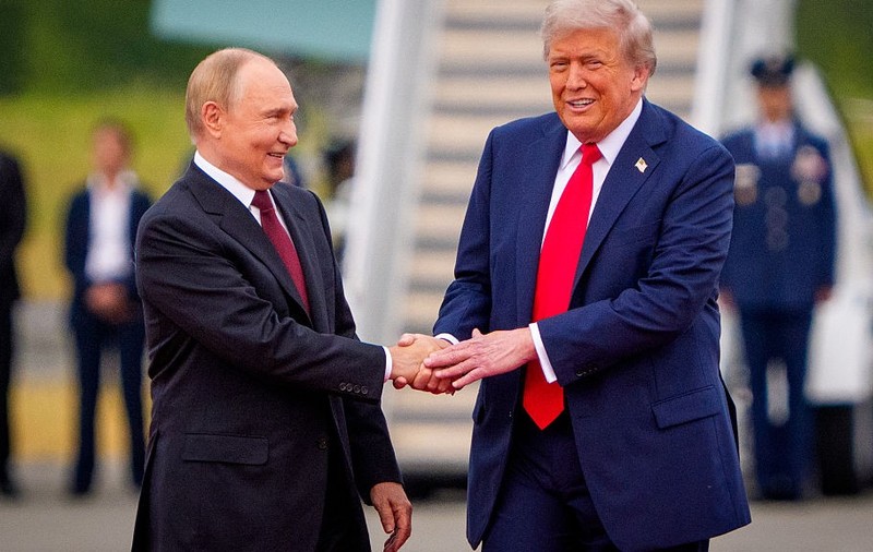 Donald Trump (stânga) și Vladimir Putin înainte de summitul din Alaska Sursa foto: Getty Images