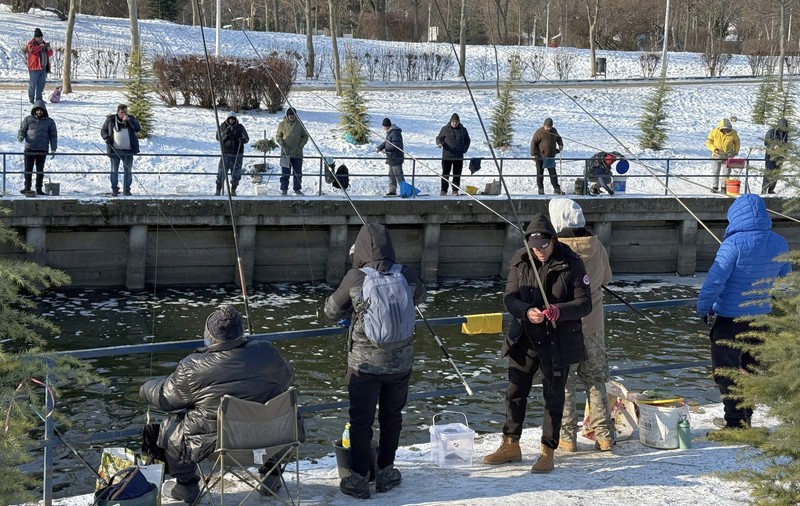 „Mi-e rușine că am muncit o viață și tot tremur pe baltă pentru mâncare”. Cum arată viața pescarilor amatori într-un weekend geros de ianuarie, în Colentina