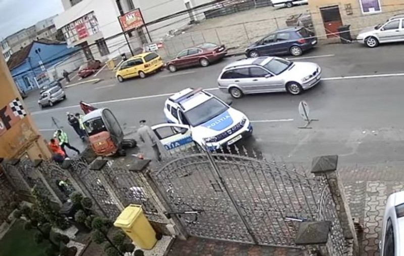 VIDEO | Un bărbat acuzat că a tăiat un polițist a fost, de fapt, lovit cu pumnul de mai multe ori de omul legii