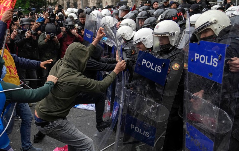 Val de proteste de 1 Mai în Europa: „Opriți războiul, măriți salariile”. Stare de asediu la Istanbul şi ciocniri violente în Franţa. Manifestații și în Grecia. Sute de persoane, arestate