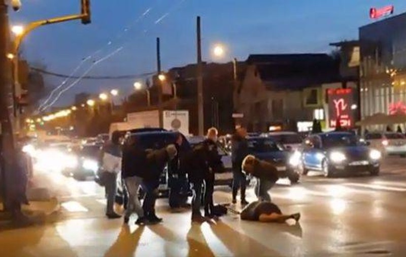 VIDEO | O femeie a fost spulberată pe trecerea de pietoni. Imaginile sunt șocante