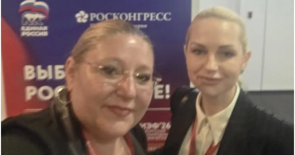 În imagine apar Diana Șoșoacă și Marina Tauber zâmbind împreună într-o fotografie de tip selfie, având în fundal un panou în limba rusă.