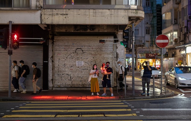 Cum funcționează noile semafoare inteligente din Hong Kong: „Sunt pentru cei care nu-și ridică nasul din telefoane”
