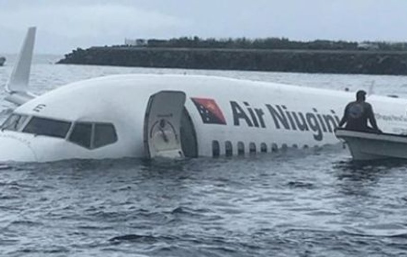 Miracol în Oceanul Pacific! 47 de oameni au supraviețuit după ce avionul lor s-a prăbușit în apă. Cum au fost salvați
