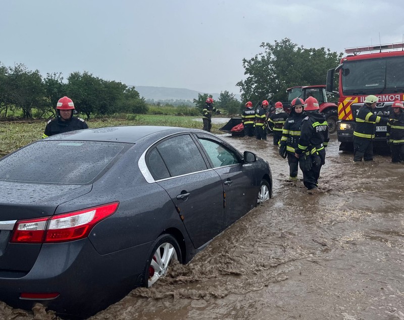 Mașini luate de viitură, pe un drum național din Tulcea. Localnicii anunțați prin RO-Alert să se pregătească de „o eventuală evacuare”