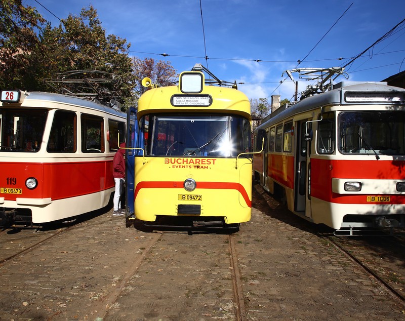 GALERIE FOTO / Imagini inedite cu tramvaiele de epocă, la paradă în București. În vagoane a cântat fanfara, iar vatmanul a purtat uniforma de altădată