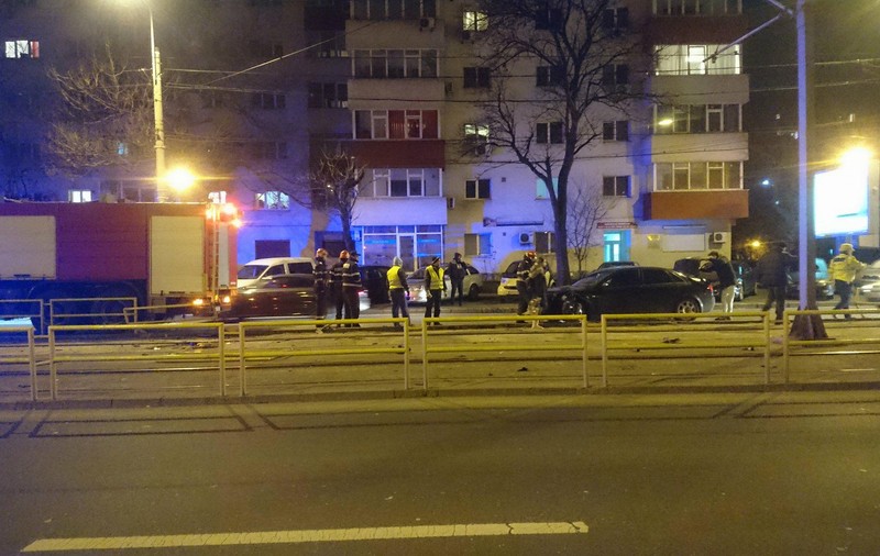 Accident în Capitală: Șoferul a intrat în gardul pentru linia de tramvai, după ce a văzut un câine
