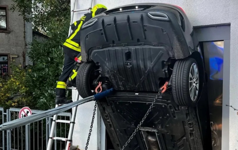 Un Mercedes s-a izbit de un lift pentru mașini și a rămas blocat vertical, în Germania: „Așa ceva probabil vezi o singură dată în viață”