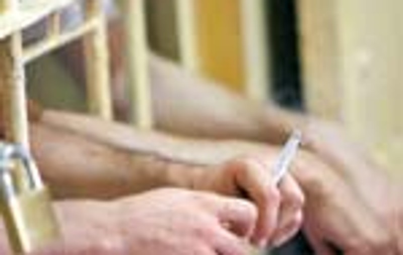 Distribuiau droguri sub nasul gardienilor