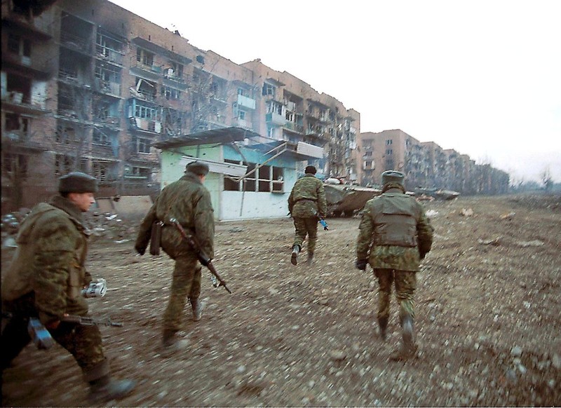 Militari ruși în Groznîi, în ianuarie 2000 | FOTO: EPA