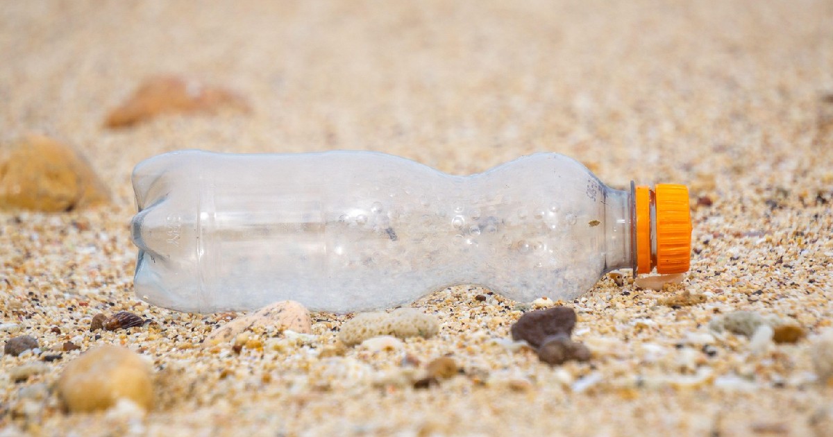 o sticlă de plastic pe plajă